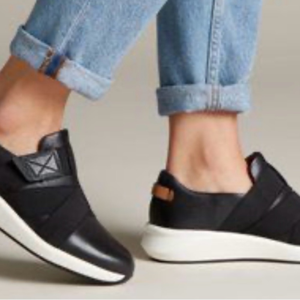 Clark’s Un Rio Strap Black Leather Slip-On Sneakers size 9